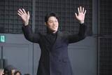 「【鈴木亮平】4000人のファンの熱量に「若干、膝が震えている」応募倍率10倍超の反響に感謝＆小手伸也が私服でサプライズ登壇！」の画像1