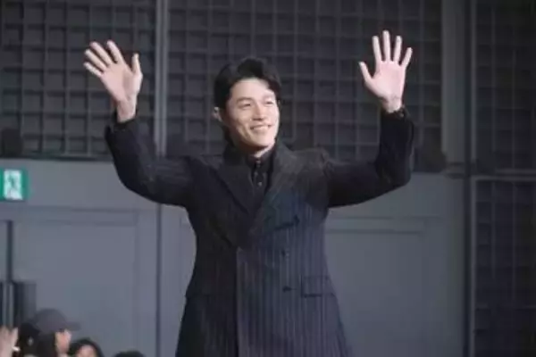 【鈴木亮平】4000人のファンの熱量に「若干、膝が震えている」応募倍率10倍超の反響に感謝＆小手伸也が私服でサプライズ登壇！