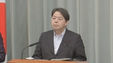 「宜野湾市長の突然の訃報に驚いている」きのう面会した林官房長官