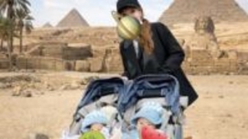 【 中川翔子 】双子ベビーカー散歩の背景をAI生成「エジプトにして！と言ったら行けた、笑」ひよこロンパースに背景もひよこギッシリ