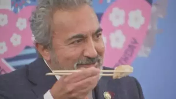 日本酒片手に日米関係強化図るイベント　民主党下院議員が北海道産ホタテ貝を食べるパフォーマンス　中国による日本産水産物の輸入停止を批判