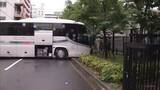 「無人観光バスが高校の植え込みに突っ込む　運転手とみられる男性がバスと植え込みに挟まれてけが　大阪・天王寺区」の画像1