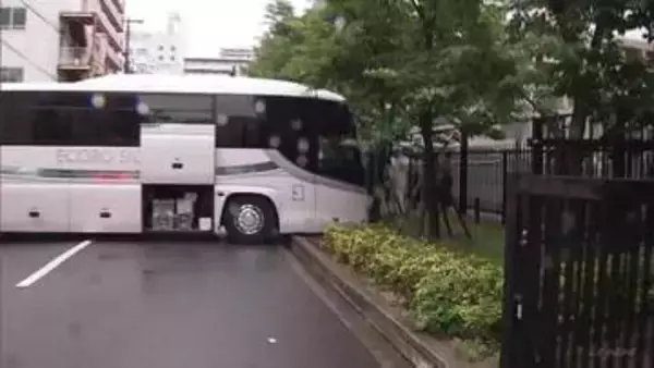 無人観光バスが高校の植え込みに突っ込む　運転手とみられる男性がバスと植え込みに挟まれてけが　大阪・天王寺区
