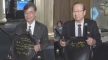 日本人受賞者2人 ノーベル博物館に漫画「はたらく細胞」など寄贈　恒例の椅子にサインも