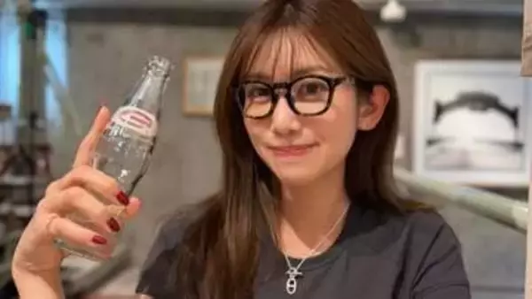 【 中川安奈 】メガネ女子スタイルで大人カジュアル「最近恋リア充実してて幸せ」　ファンから「メガネ安奈さん素敵」「さらに知的に見えます」称賛続々