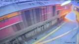 「貨物列車が踏切で路線バスと衝突 バスは炎上 乗客ら8人死亡32人負傷 遮断機が作動していなかったか　タイ・ バンコク」の画像1
