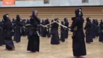 剣道の稽古始め 約500人が参加　世代を超えて竹刀を交える　山梨・甲府市