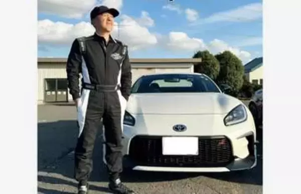 【 つまみ枝豆 】　愛車・トヨタ「GR 86」と２ショット　「少年のようなオヤジ達の楽しい ひととき」「走行会でタイムアタックをして楽しんでいる」