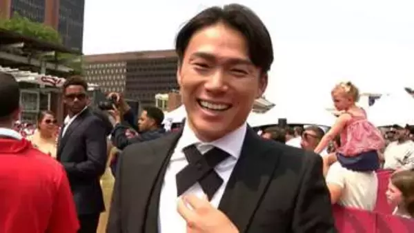 山本由伸 黒のタキシード 腰元にはパールのチェーンで魅了「おしゃれな感じで」村上宗隆は白ジャケットにデニム「盛り上がりがちょっと違う」