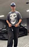 「【ユージ】3300万円超ポルシェをバックに、Tシャツは「ミシン使って自分リメイクにハマってます」」の画像1