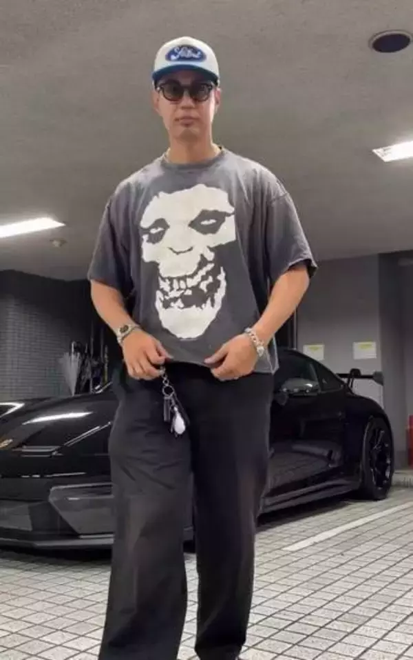 【ユージ】3300万円超ポルシェをバックに、Tシャツは「ミシン使って自分リメイクにハマってます」