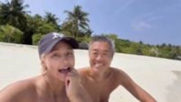 【 梅宮アンナ 】　新婚旅行のモルディブで　夫と幸せ２ショット　「よっちゃんありがとう」　夫・世継さんへの深い感謝と輝く笑顔