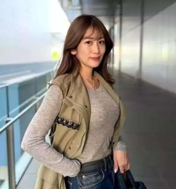 【 中川安奈 】 「コーディネートを考えるとき、基本的にボトムスはジーンズで想定」「おきにいり」　ミリタリー風ベストとジーンズのコーデでスマイル