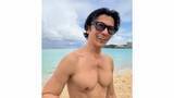 「【武田真治】「また一年頑張れそうです」53歳誕生日を報告　白い砂浜で見せる肉体美と健康的な笑顔」の画像1