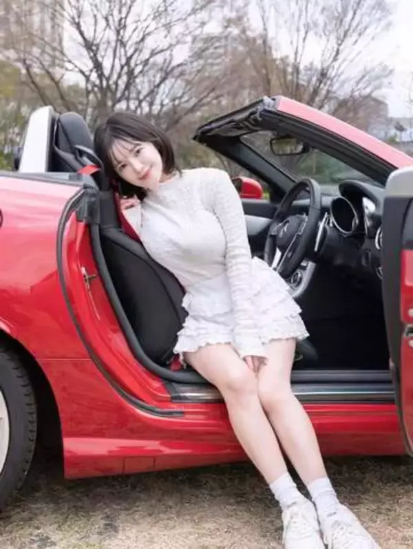 【 天木じゅん 】　愛車「Mercedes-Benz SLK200」と笑顔ショットに　ファン反響　「車運転　見たい」「リアル天使」