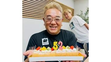 脳梗塞 休養中【サンド・伊達みきお 】52歳誕生日に笑顔の近影公開　後輩・お見送り芸人しんいちの祝福に「食べないで下さい！」　ファン「顔が見れてホッとした」