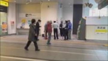 「刃物を振り回している人がいる」JR川崎駅で男性が女にカッターナイフで切りつけられる 自称アルバイトの43歳女を逮捕　電車を降りた際にトラブルか 容疑を否認