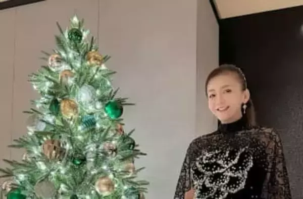 【 華原朋美 】 「メリークリスマス」　黒ドレス姿のオフショット公開