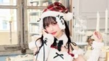 【中村雅俊・五十嵐淳子夫妻の三女】中村里砂「今年のクリスマスツリーはこれっ」3変化のサンタコスチュームで彩る特別な一日