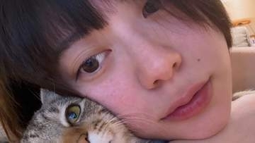 抱きしめる【 山下リオ 】保護猫「エヴァとの生活も1年経ちました」フォロワー共感「表情好き。人も猫も」愛犬イブも登場
