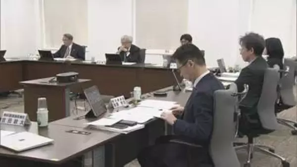 「紙中心」の“ハイブリッド型”を基本に　2030年度以降導入のデジタル教科書めぐり　小4以下は“完全デジタル”認めず　文科省の「大臣指針」素案