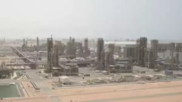 UAE最大の製油所が操業停止　周辺へのドローン攻撃で火災発生