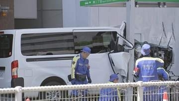 ワゴン車がバス停に衝突する事故　運転の50代男性はその場で死亡確認　歩行者の80代男性が巻き込まれるも軽傷　東京･渋谷の明治通り