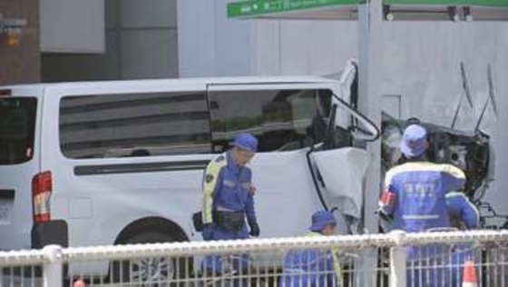 ワゴン車がバス停に衝突する事故　運転の50代男性はその場で死亡確認　歩行者の80代男性が巻き込まれるも軽傷　東京･渋谷の明治通り