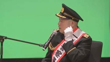 お笑い芸人の三瓶さんが警視庁三鷹署の一日署長に 特殊詐欺手口の実演で注意呼びかけ 都内の特殊詐欺被害額は今年既に“484億円超”