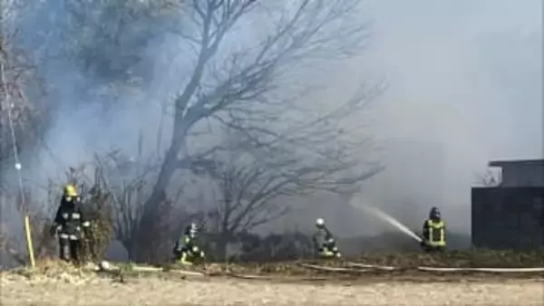 下草が燃えて火災 住宅2棟を含む5つの建物と普通乗用車が焼損　前橋市には「乾燥注意報」と「強風注意報」