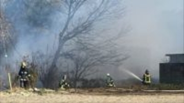 下草が燃えて火災 住宅2棟を含む5つの建物と普通乗用車が焼損　前橋市には「乾燥注意報」と「強風注意報」