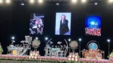 【 LUNA SEA・真矢さん　お別れの会 】祭壇にドラム3台〝身体の一部であり、一緒に歩んできた戦友〟