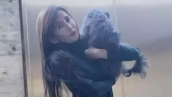 【 工藤静香 】　お気に入りのチノパンで愛犬の散歩　「ビビちゃんは寒いとお腹をこわすから、お散歩の時はお洋服を着ます」