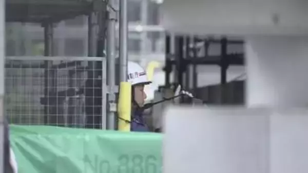 東京・小金井市の13階建てマンション敷地内で火災 住民12人けが　火元は1階にあった修繕工事の「仮設資材置き場」付近