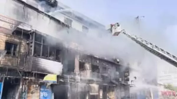 パキスタン南部の商業施設で火災 14人死亡 70人以上行方不明　電気のショート原因か…初期消火の遅れなどで被害拡大との指摘も