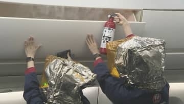 「リチウムイオンバッテリーは荷物棚に入れないで」　年末年始を前に日本航空が改めて呼びかけ　機内で発火した際の対応公開