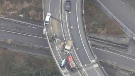 【速報】圏央道高尾山IC料金所近くでトラックなど3台の交通事故 6人がけがもいずれも意識あり 料金所は通行止め　警視庁