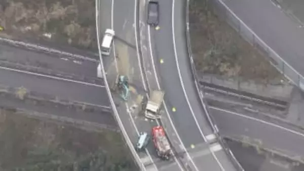 【速報】圏央道高尾山IC料金所近くでトラックなど3台の交通事故 6人けがもいずれも意識あり 料金所は入り口のみ通行止め　警視庁