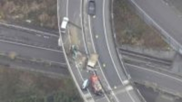 【速報】圏央道高尾山IC料金所近くでトラックなど3台の交通事故 6人がけがもいずれも意識あり 料金所は通行止め　警視庁