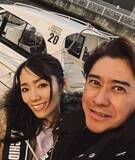 「【 川﨑麻世 】　クルージングで妻と２ショット　「天気も良く素晴らしいクルージング日和でした」」の画像1