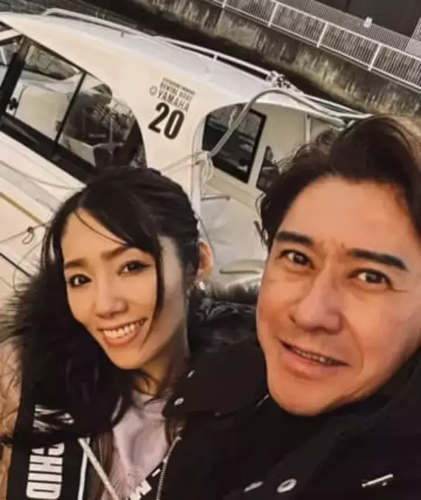 【 川﨑麻世 】　クルージングで妻と２ショット　「天気も良く素晴らしいクルージング日和でした」