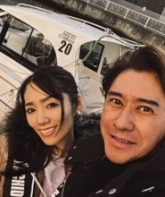 【 川﨑麻世 】　クルージングで妻と２ショット　「天気も良く素晴らしいクルージング日和でした」