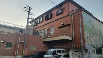 3階建ての菓子工場兼住宅で火事 歌舞伎俳優の片岡亀蔵さんが死亡 訪問先の知人宅で 東京・足立区 警視庁