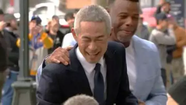 イチローも苦笑い「常に僕には何かが足りないっていう...」銅像のバット折れるハプニング、愛犬も同席「こういう機会はもうない」