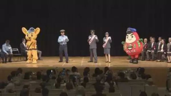警視庁調布署の一日署長に元K-1世界チャンピオンの魔裟斗さんと俳優の矢沢心さん夫婦が登場 今月1日から生活道路の法定速度が30キロに引き下げ
