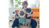 「【 中川翔子 】双子ふたりとも“つかまり立ち”成功「毎日進化してる！」「なんだか兄弟っていいなぁ」」の画像1