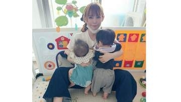 【 中川翔子 】双子ふたりとも“つかまり立ち”成功「毎日進化してる！」「なんだか兄弟っていいなぁ」