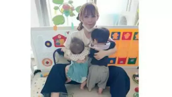 【 中川翔子 】双子ふたりとも“つかまり立ち”成功「毎日進化してる！」「なんだか兄弟っていいなぁ」