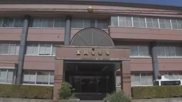 女子小学生の髪の毛を踏みつけるなど傷害容疑　放課後児童クラブ支援員として働いていた70歳の女を逮捕　群馬・富岡市