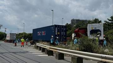 東京・大田区の東京港臨海道路でトレーラー3台の事故 運転手の男性3人けがも意識あり　臨海トンネル下り線が通行止めで解除の見込み立たず
